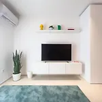 Homevision - Central & Quiet Design Condo